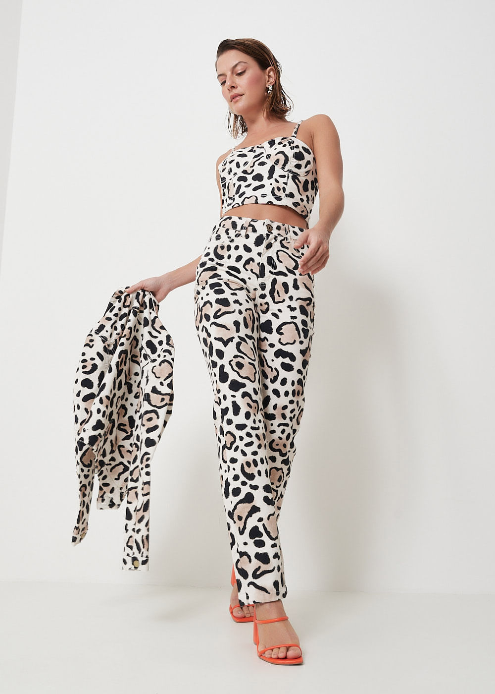 12.81.3001EST CALÇA SARJA RETA ESTAMPA SAVANA COLEÇÃO MÔNICA SALGADO