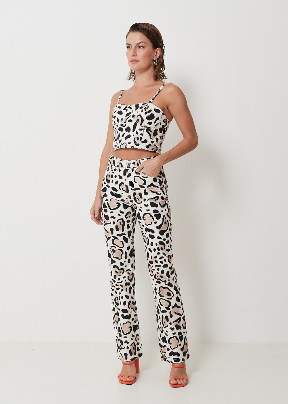 12.81.3001EST CALÇA SARJA RETA ESTAMPA SAVANA COLEÇÃO MÔNICA SALGADO