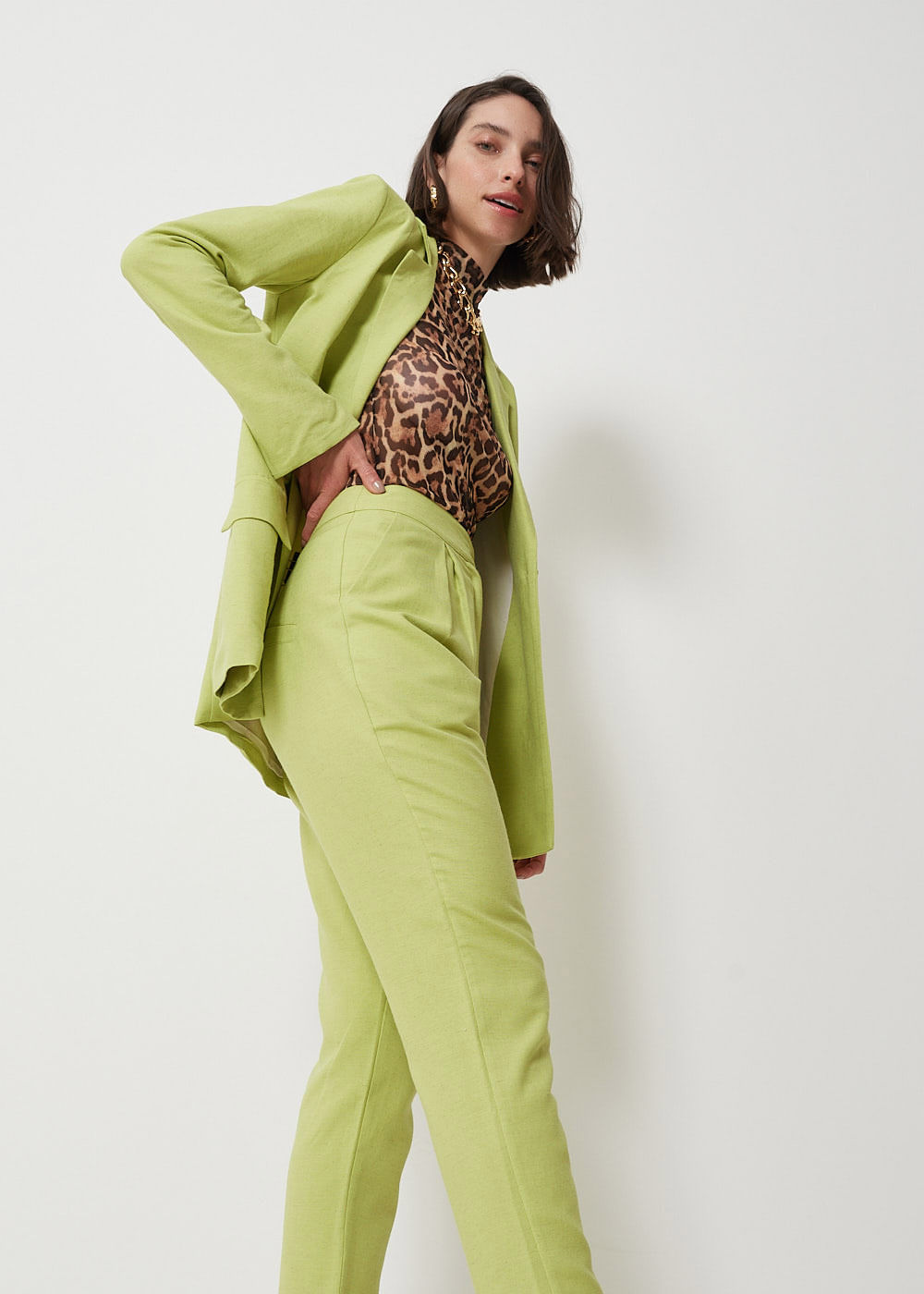 52.10.3004LEM CALÇA RETA PREGAS FRONTAIS - COLEÇÃO MÔNICA SALGADO