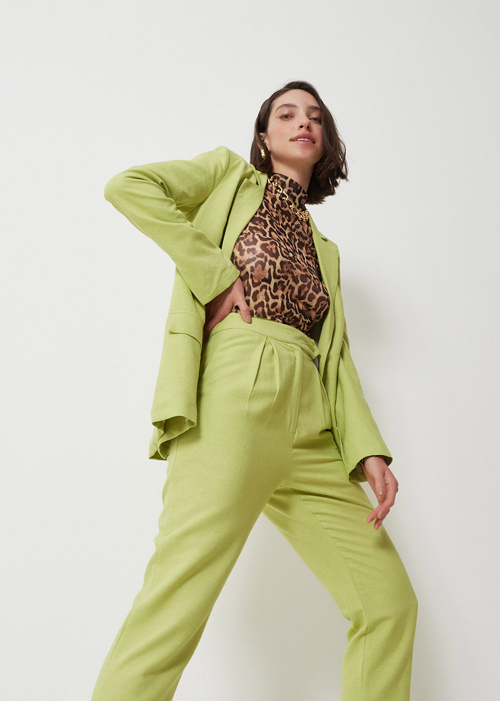 52.10.3004LEM CALÇA RETA PREGAS FRONTAIS - COLEÇÃO MÔNICA SALGADO