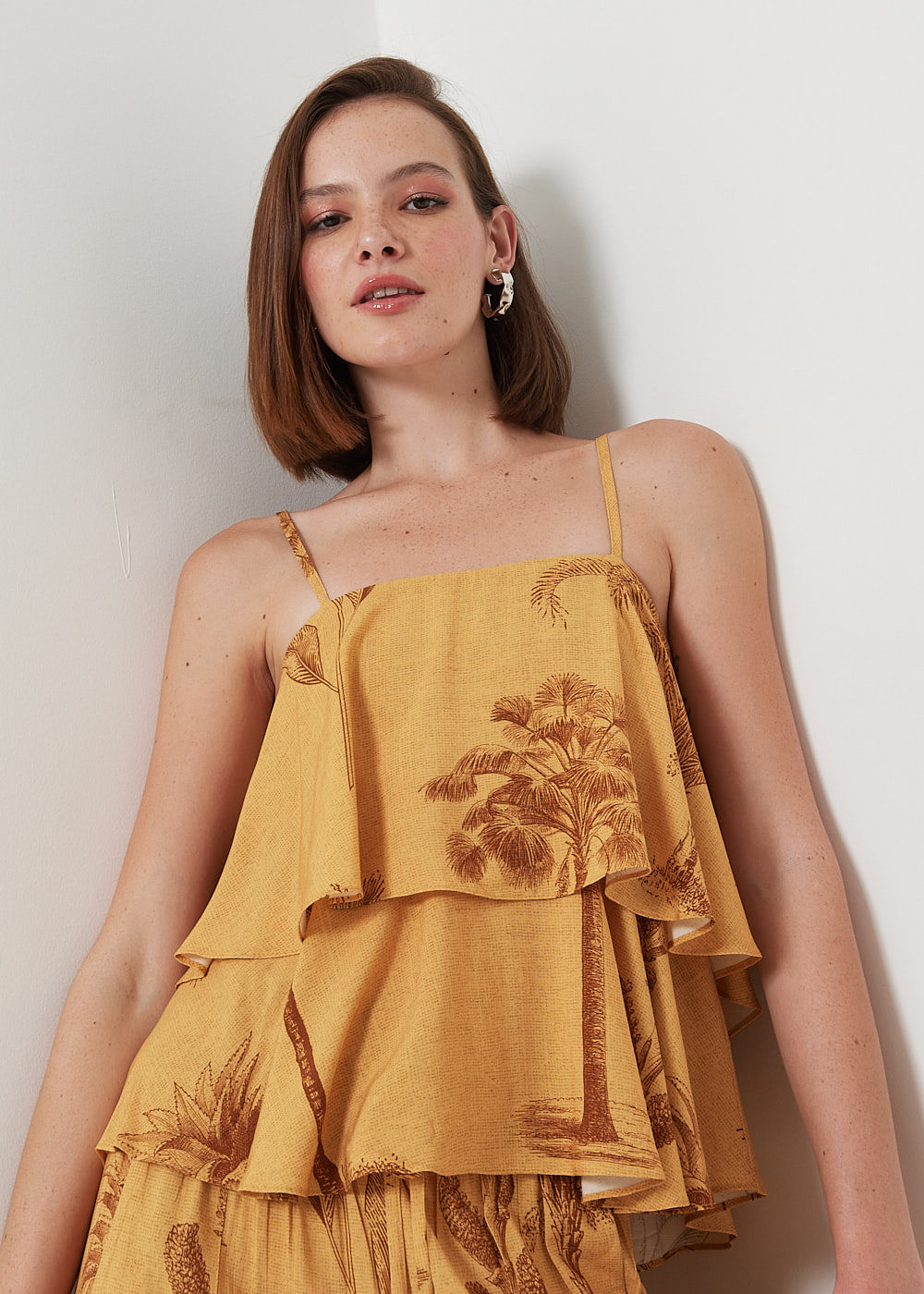 58.20.3007EST REGATA ALCINHA BABADO DUPLO ESTAMPA TROPICÁLIA