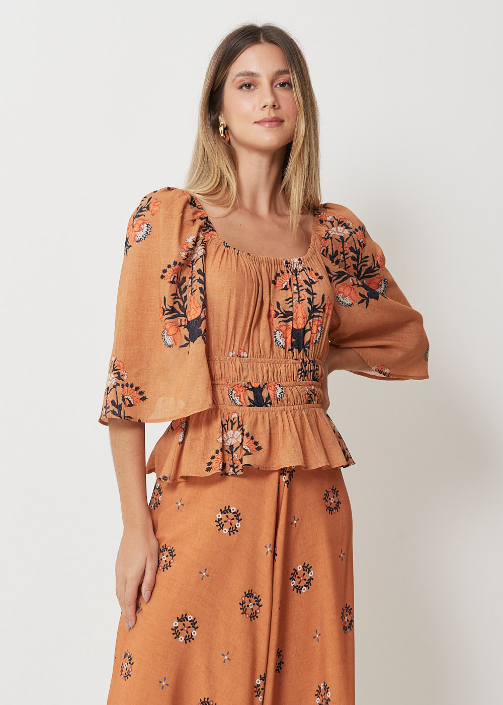 57.20.3001EST BLUSA DECOTE QUADRADO ESTAMPA FLORAL MARROQUINO