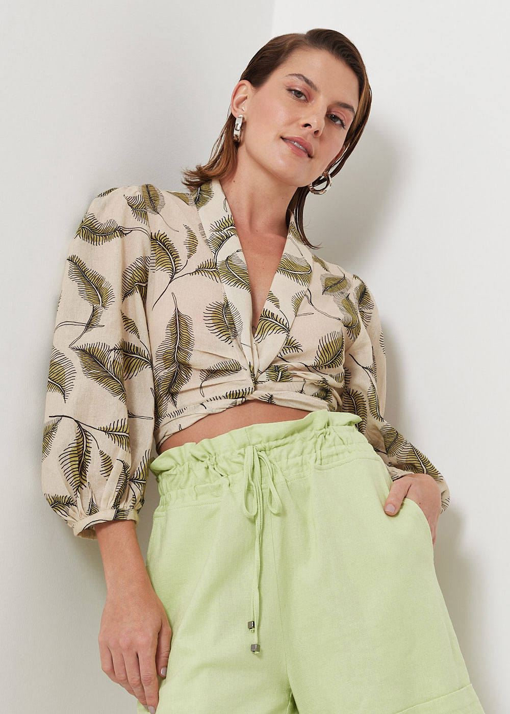 59.60.3016EST BLUSA CROPPED DECOTE V ESTAMPA FOLHAS