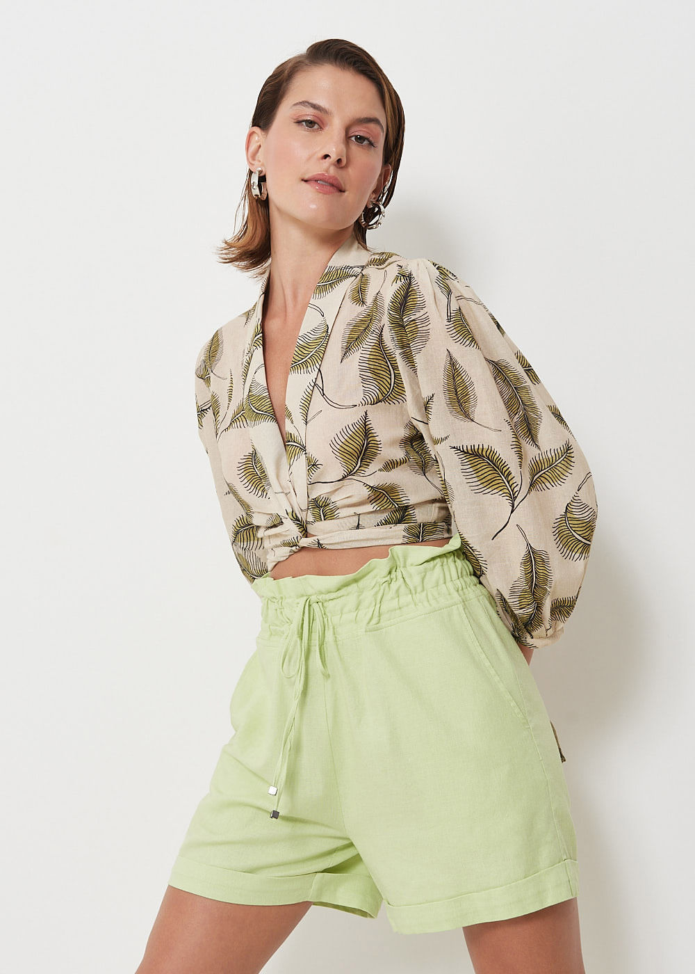 59.60.3016EST BLUSA CROPPED DECOTE V ESTAMPA FOLHAS