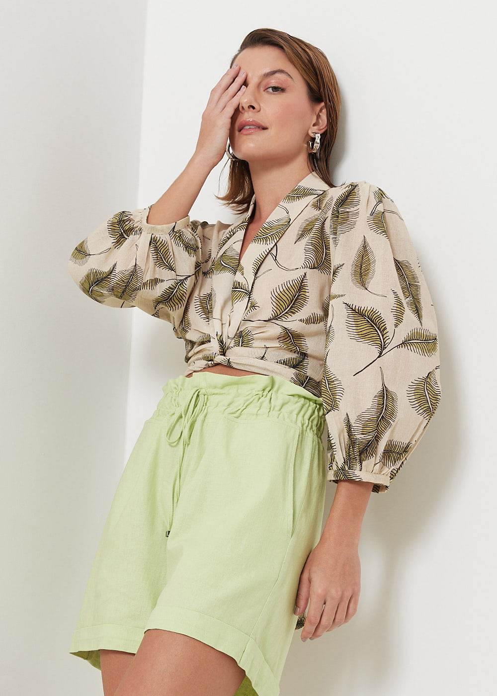 59.60.3016EST BLUSA CROPPED DECOTE V ESTAMPA FOLHAS