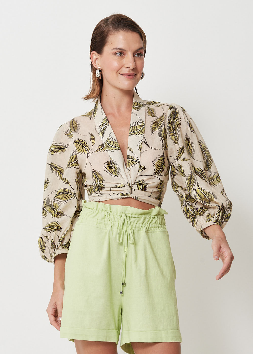 59.60.3016EST BLUSA CROPPED DECOTE V ESTAMPA FOLHAS