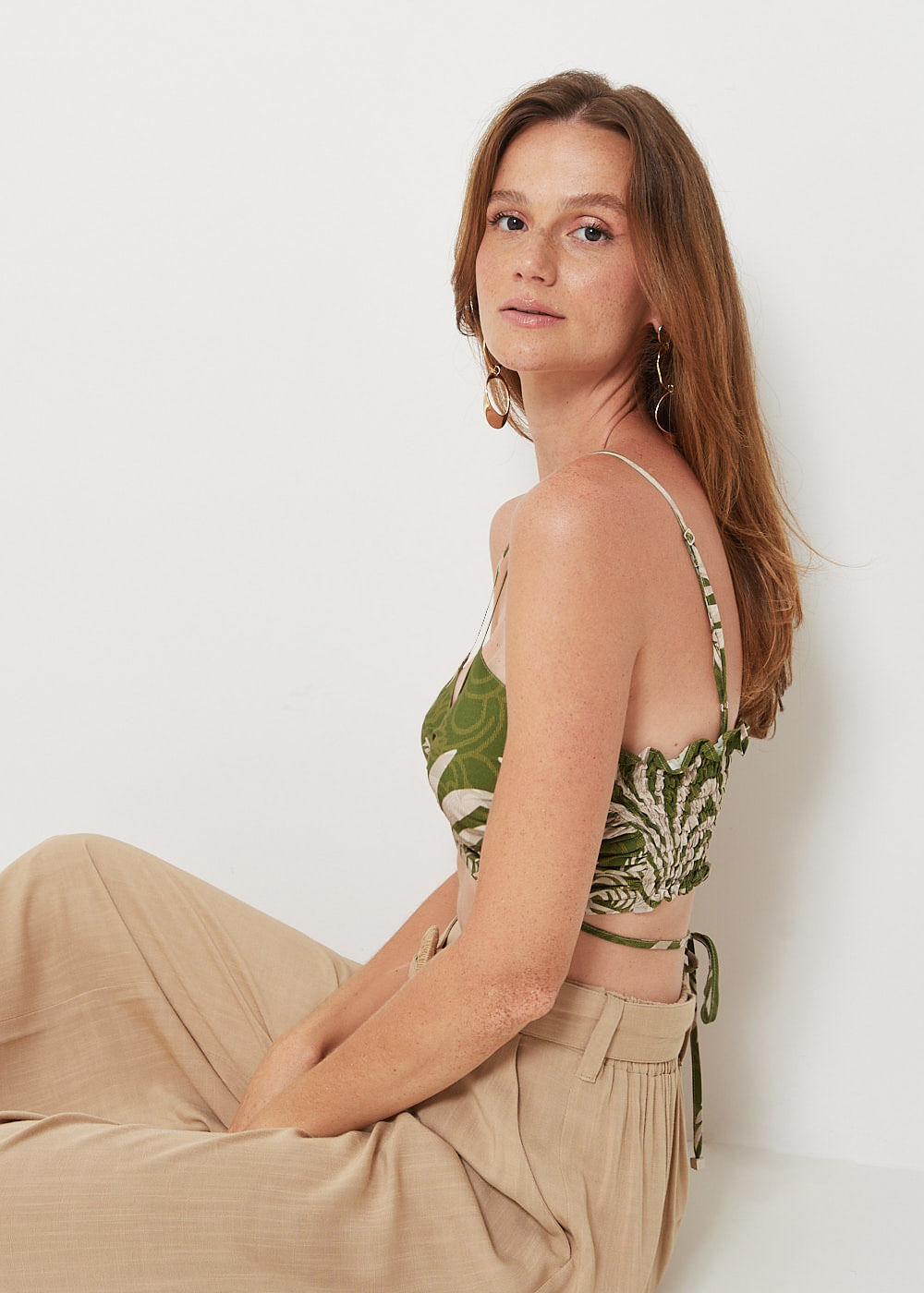 59.60.3007EST TOP CROPPED DECOTE V ESTAMPA FOLHAGENS TROPICAIS