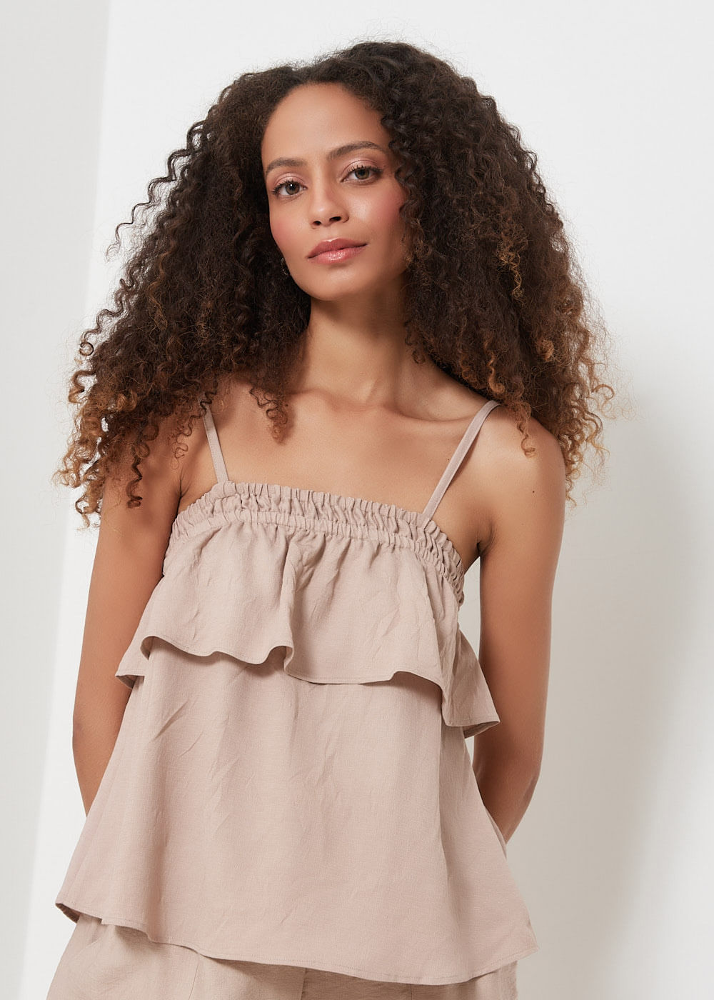 58.40.3002AVE REGATA ALCINHA COM BABADO NO BUSTO