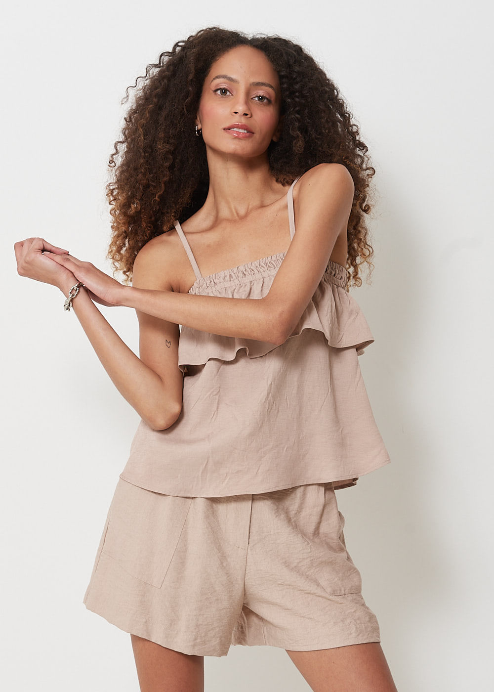 58.40.3002AVE REGATA ALCINHA COM BABADO NO BUSTO