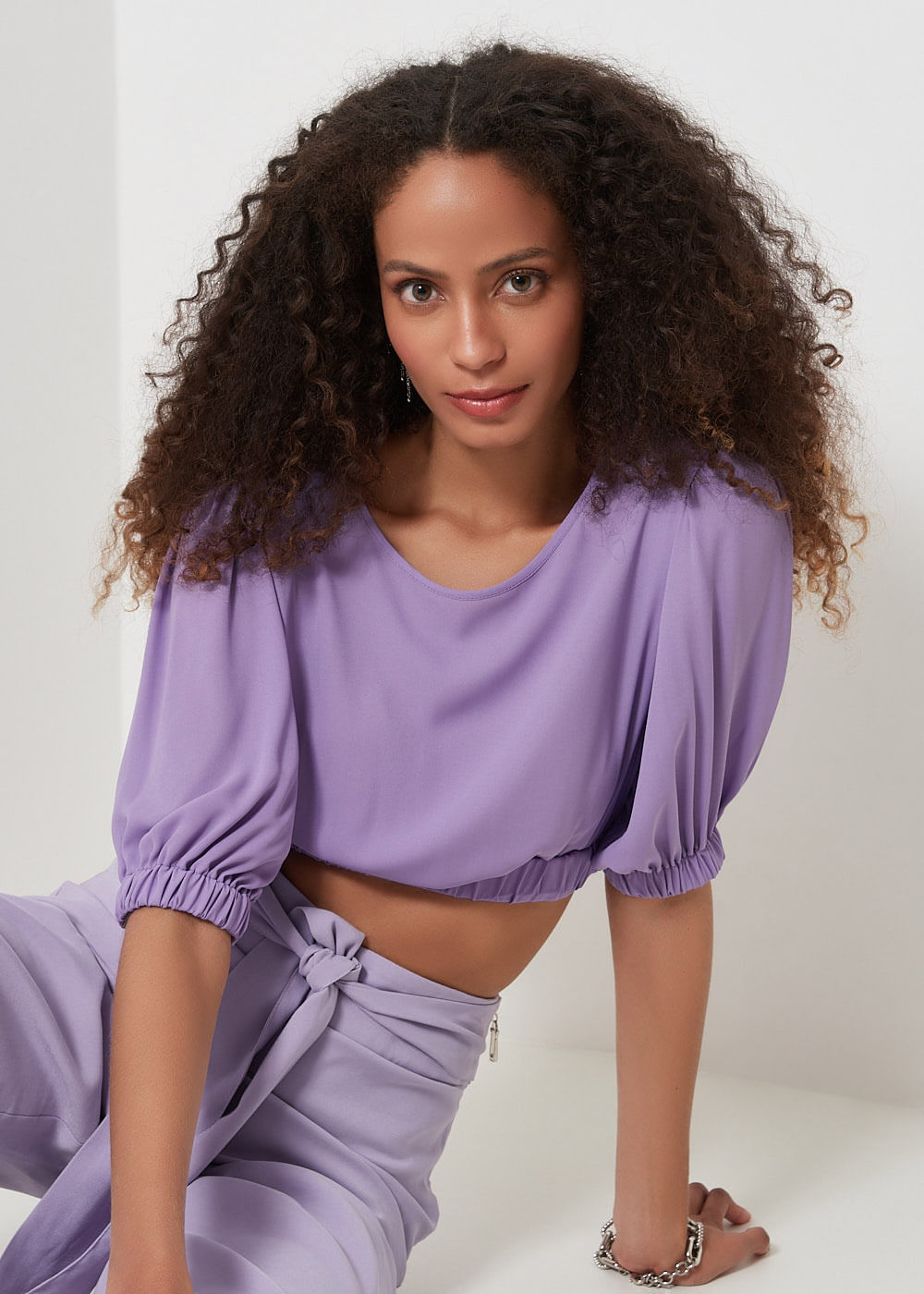 59.60.3052AMT BLUSA CROPPED CHIFFON MANGA BUFANTE