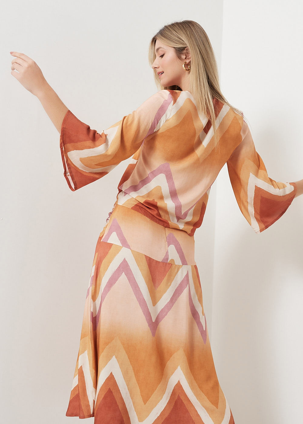 56.20.3007EST BLUSA DECOTE V MANGA 7/8 ESTAMPA CHEVRON MEDITERRÂNEO