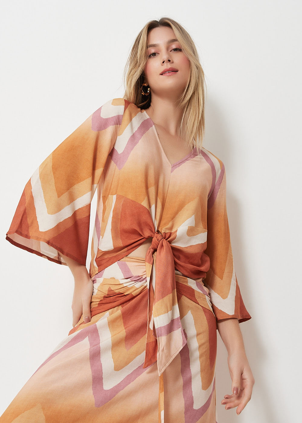 56.20.3007EST BLUSA DECOTE V MANGA 7/8 ESTAMPA CHEVRON MEDITERRÂNEO