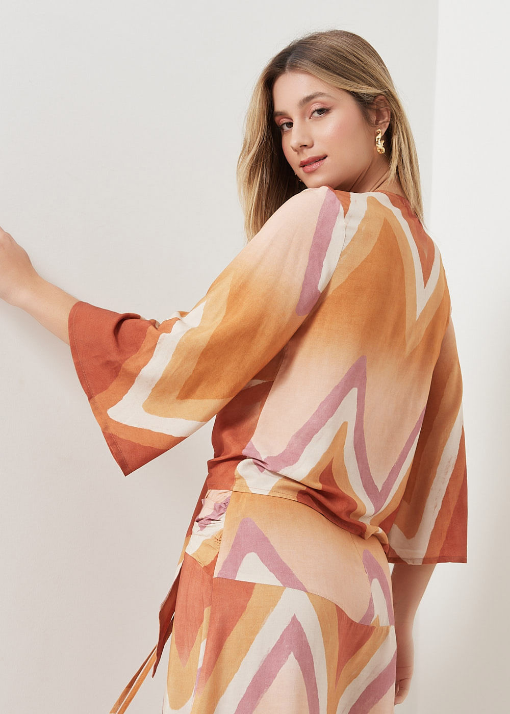 56.20.3007EST BLUSA DECOTE V MANGA 7/8 ESTAMPA CHEVRON MEDITERRÂNEO