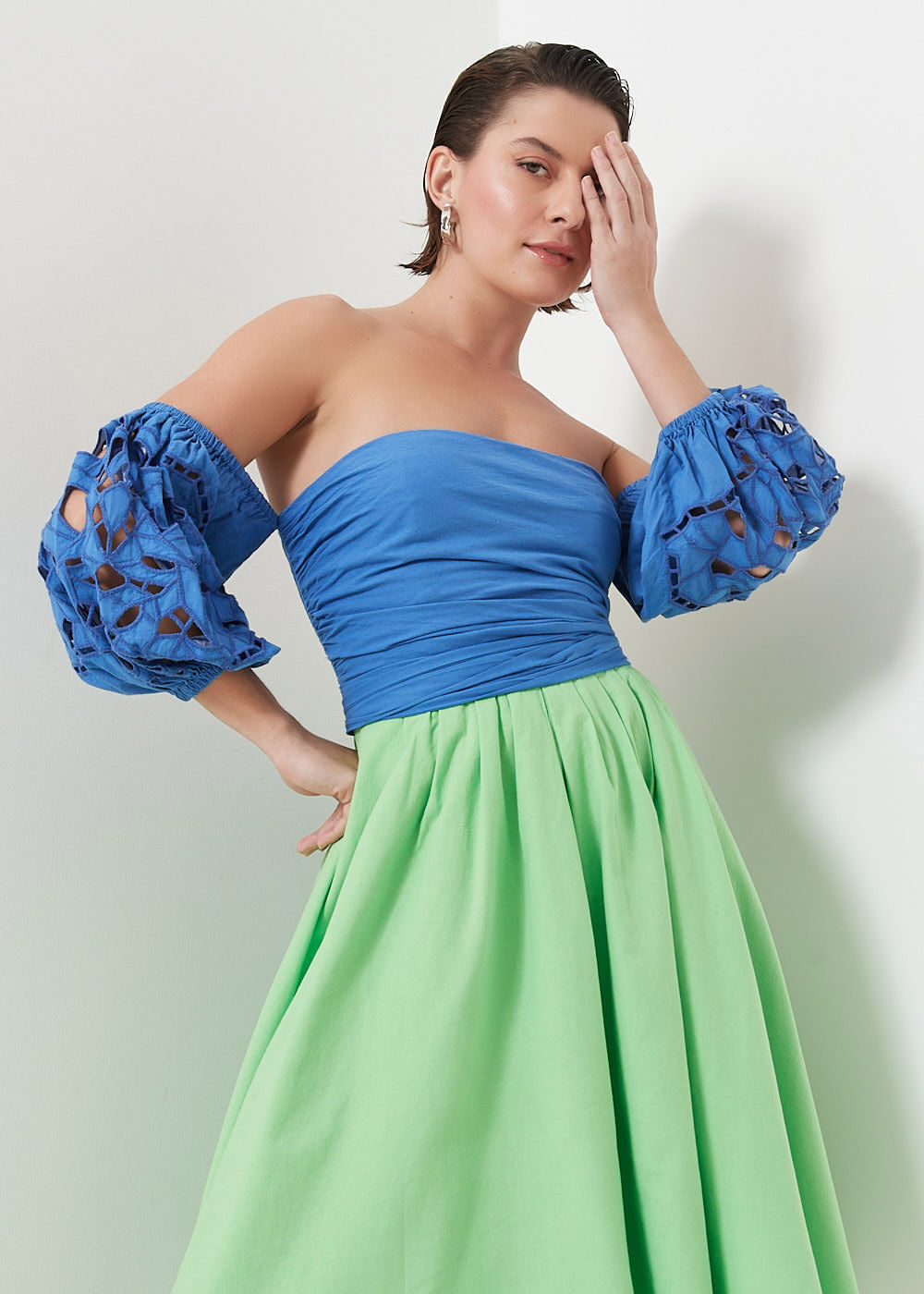 53.12.3007BIC VESTIDO CURTO OMBRO A OMBRO COM BORDADO