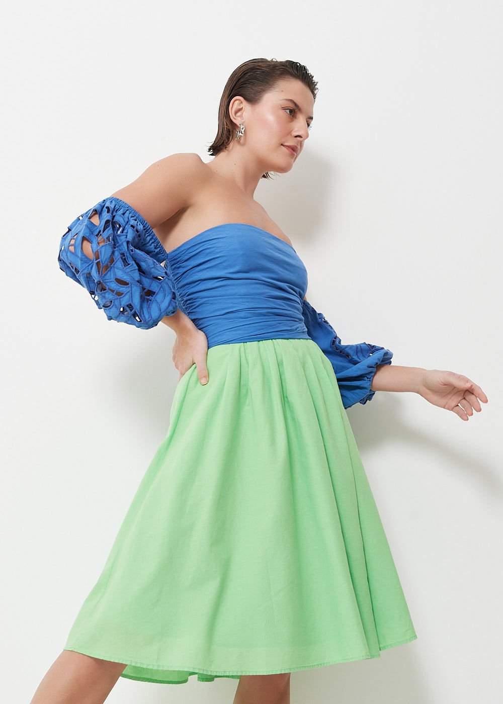 53.12.3007BIC VESTIDO CURTO OMBRO A OMBRO COM BORDADO