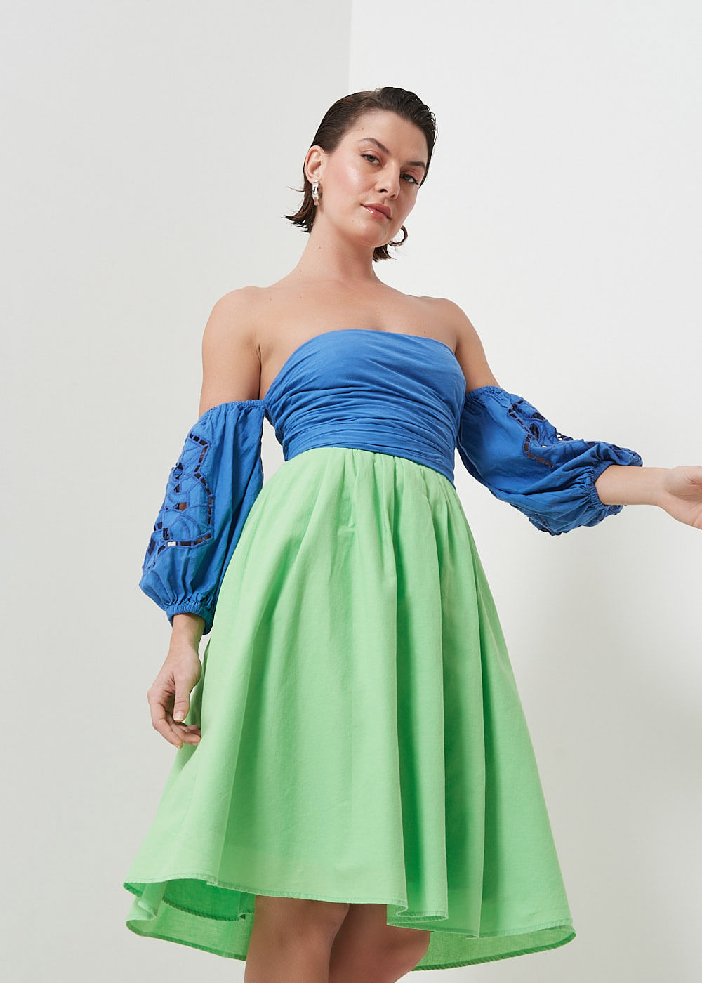 53.12.3007BIC VESTIDO CURTO OMBRO A OMBRO COM BORDADO