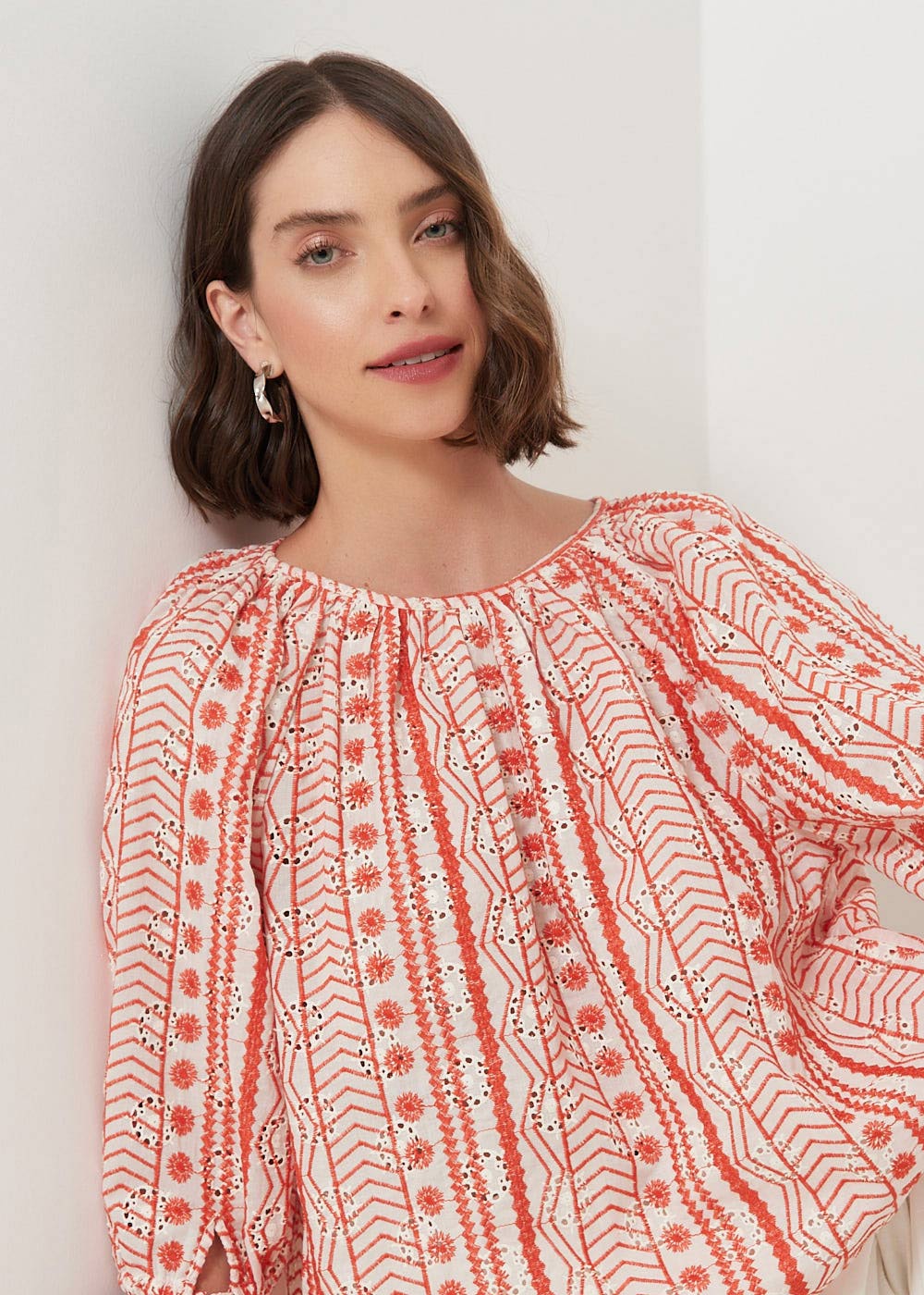 56.70.3001TMT BLUSA BORDADA MANGA 7/8 COSTAS ABERTA