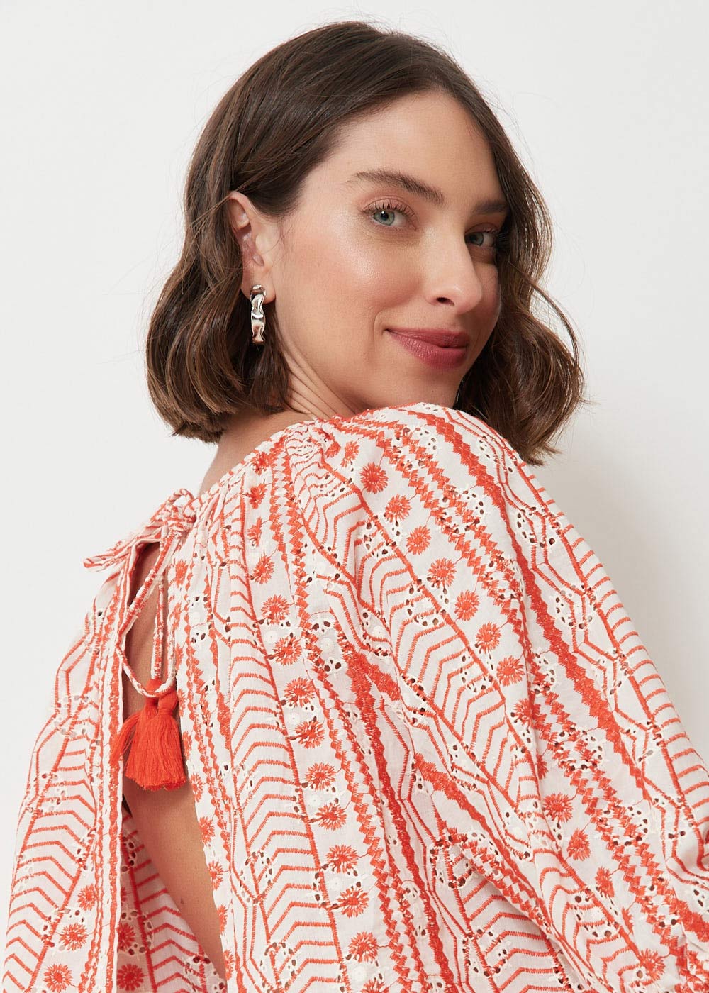 56.70.3001TMT BLUSA BORDADA MANGA 7/8 COSTAS ABERTA