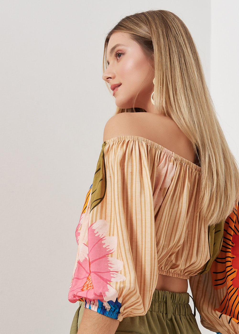 59.60.3075EST BLUSA CROPPED OMBRO A OMBRO ESTAMPA COLORFUL FLOWERS