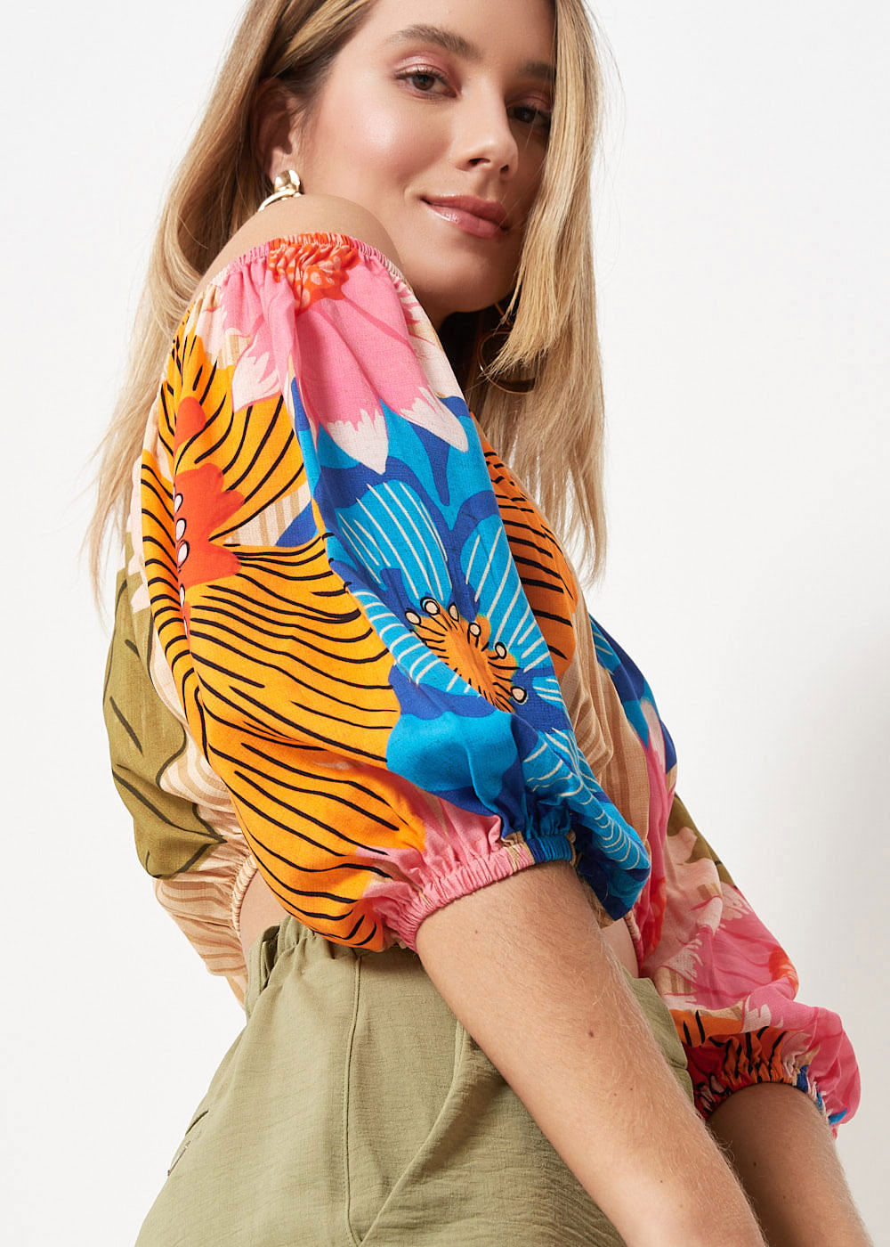 59.60.3075EST BLUSA CROPPED OMBRO A OMBRO ESTAMPA COLORFUL FLOWERS