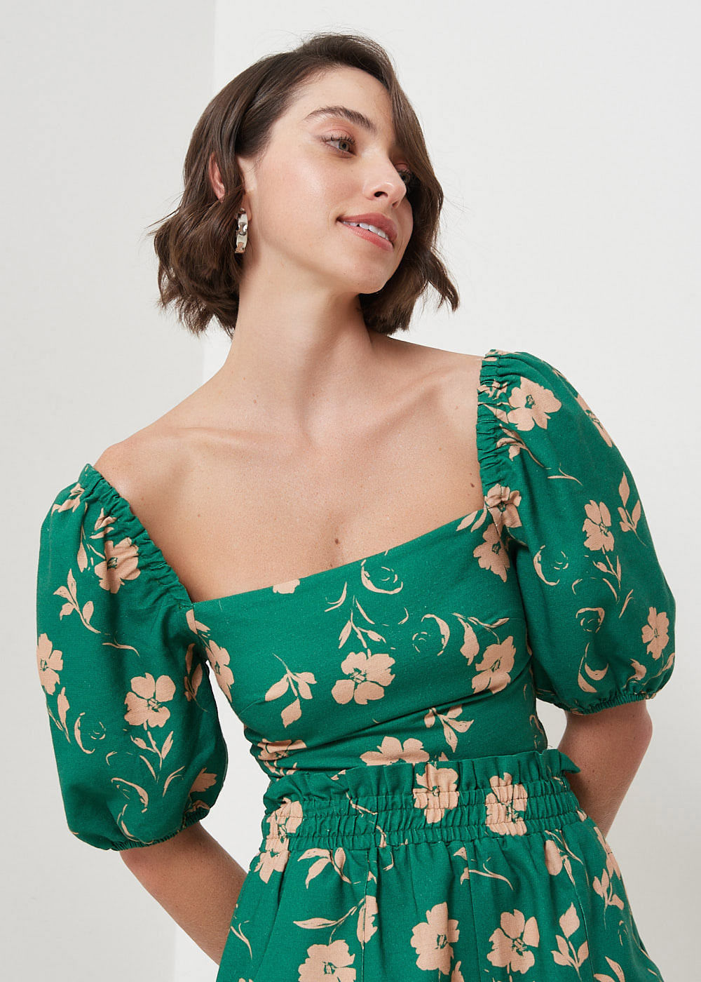 59.60.3086EST BLUSA CROPPED MANGA BUFANTE ESTAMPA FLORAL MINIMALISTA