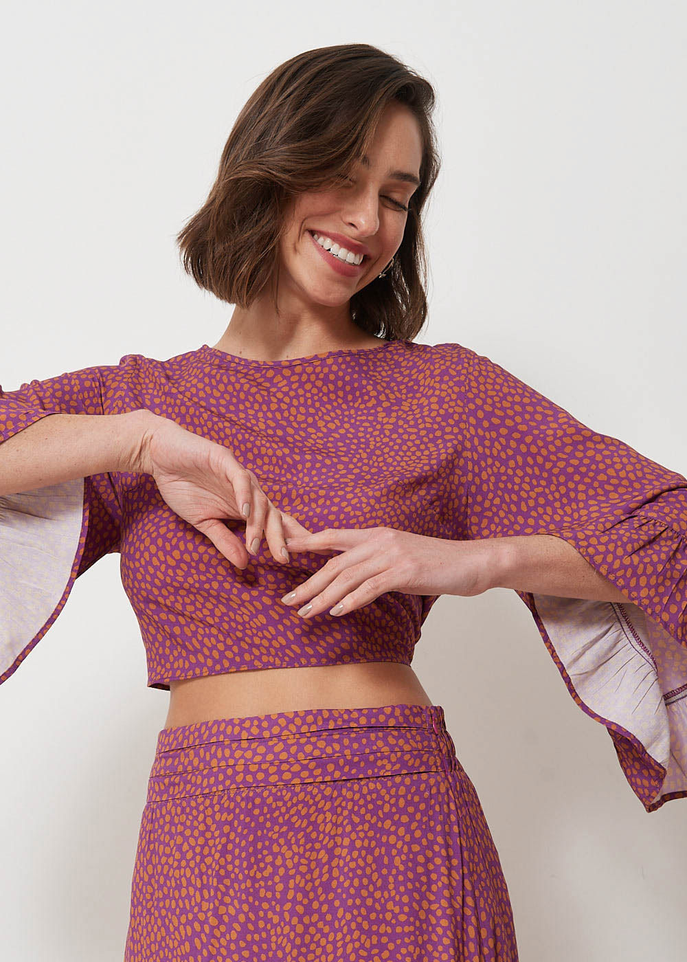 59.60.3102EST BLUSA CROPPED MANGA LONGA ESTAMPA MINI POÁ