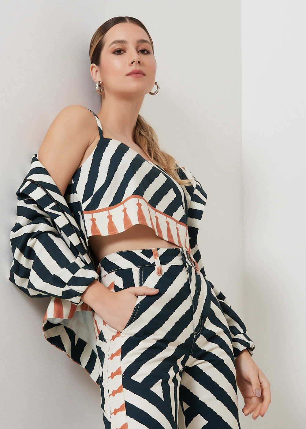 59.60.3104EST REGATA CROPPED ALCINHA ESTAMPA LISTRAS AZULEJO