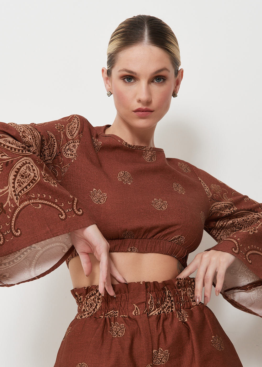 59.60.3108EST CROPPED MANGA SINO ESTAMPA PAISLEY FLOR DE LÓTUS
