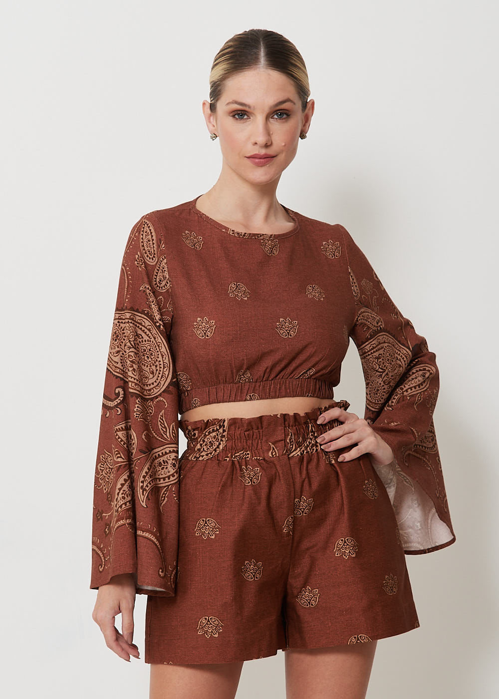 59.60.3108EST CROPPED MANGA SINO ESTAMPA PAISLEY FLOR DE LÓTUS