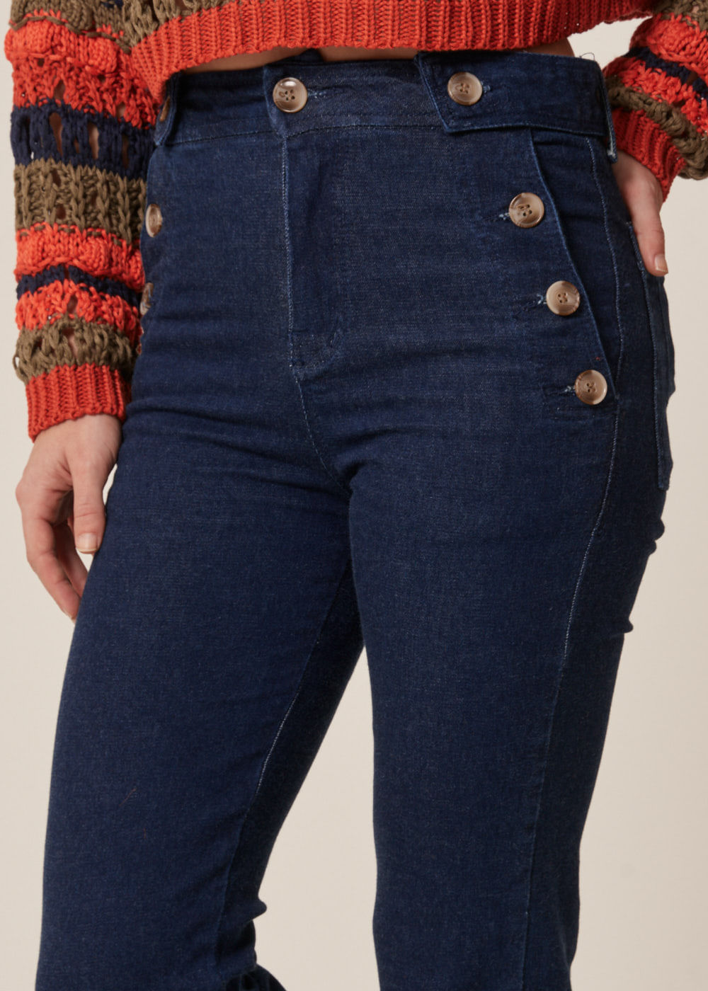 12.22.7003AMA CALÇA JEANS FLARE DETALHE BOTÕES
