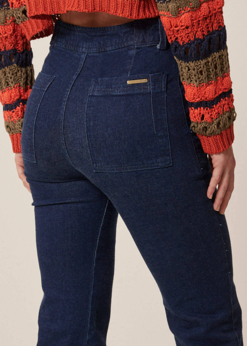 12.22.7003AMA CALÇA JEANS FLARE DETALHE BOTÕES