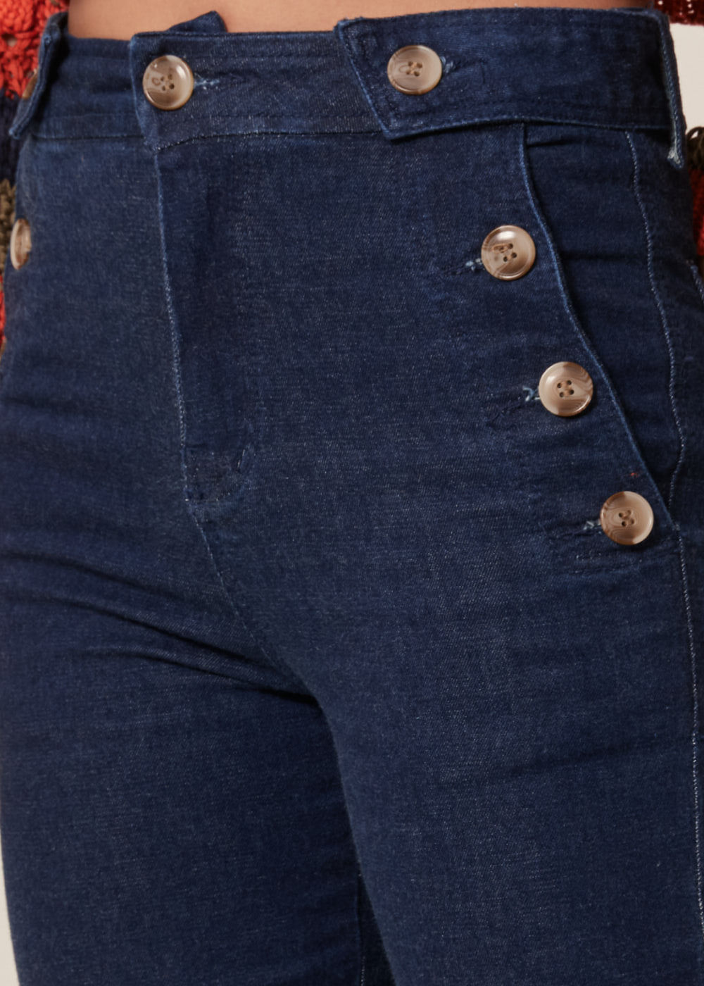 12.22.7003AMA CALÇA JEANS FLARE DETALHE BOTÕES