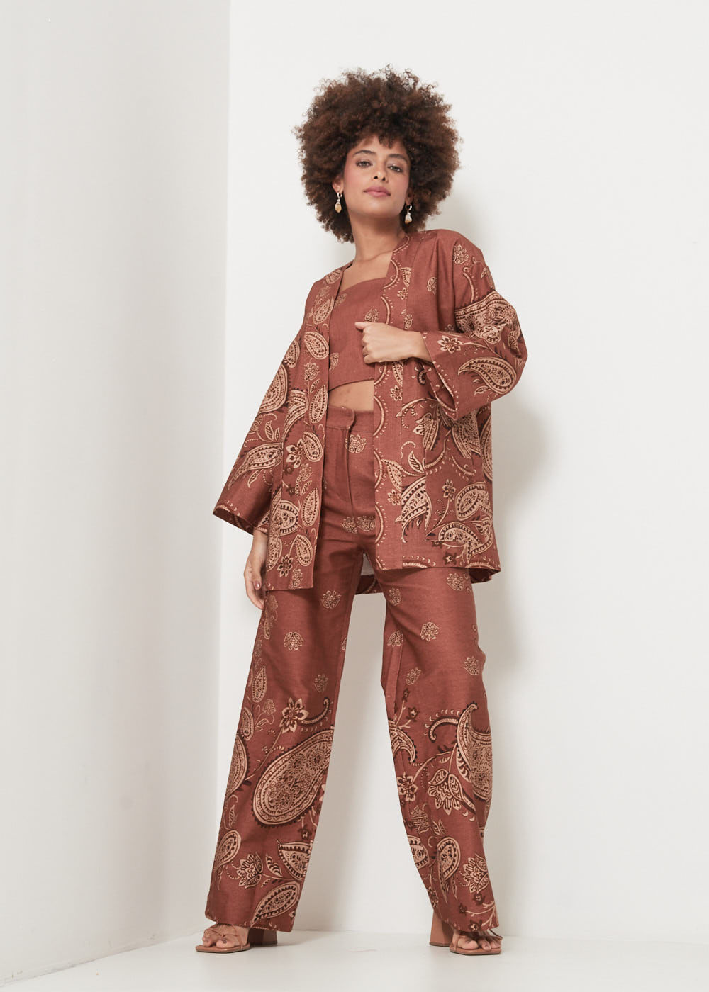 52.23.3120EST CALÇA WIDE LEG ESTAMPA PAISLEY FLOR DE LÓTUS
