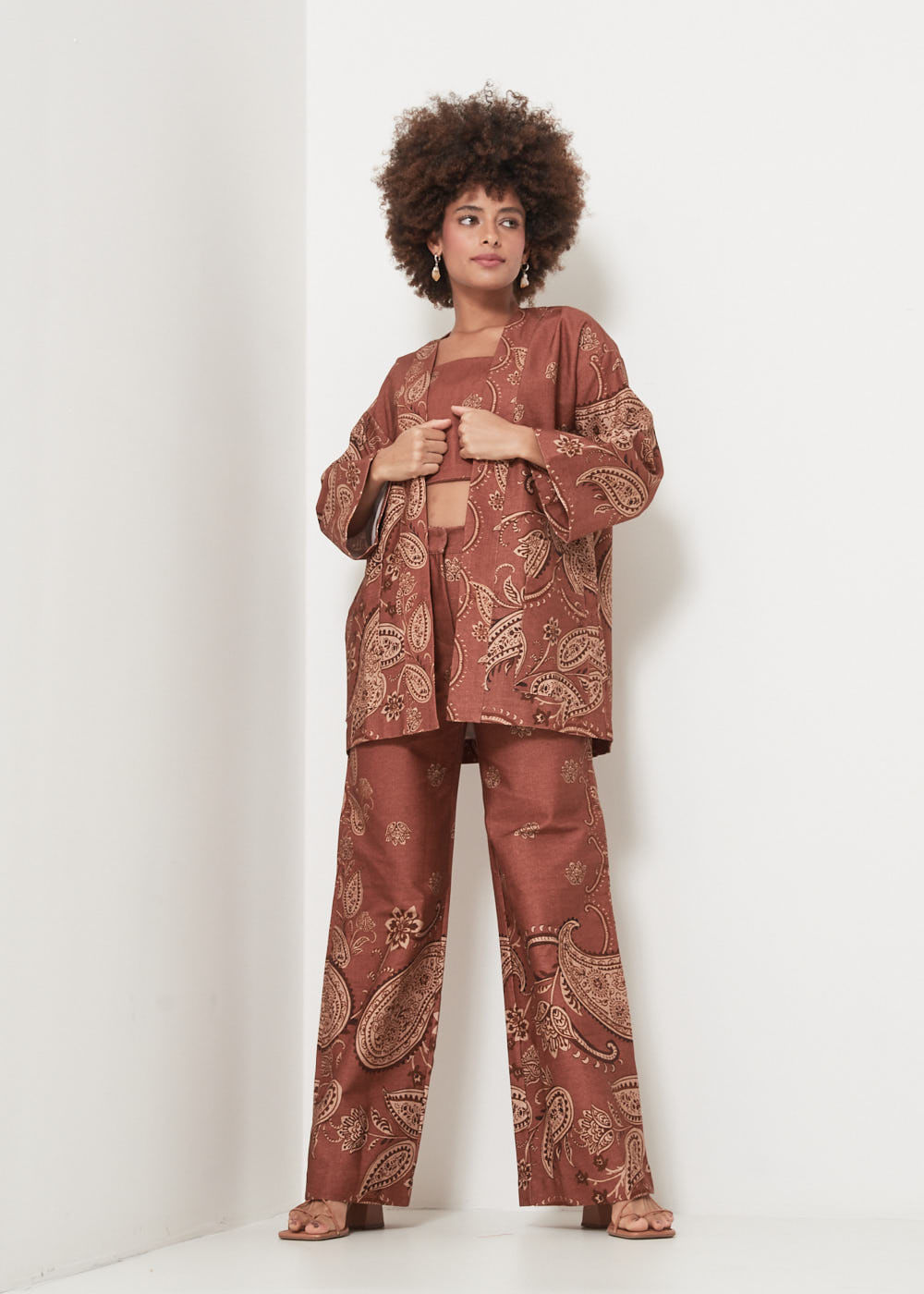 52.23.3120EST CALÇA WIDE LEG ESTAMPA PAISLEY FLOR DE LÓTUS