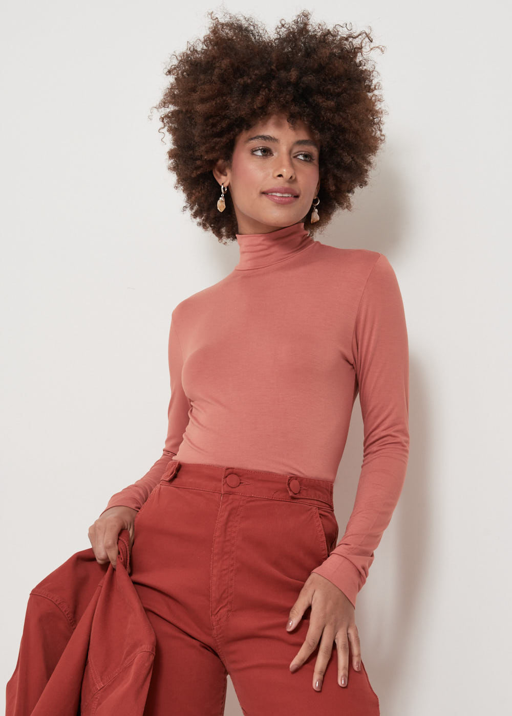 66.10.3103TAM BLUSA MALHA GOLA ALTA BÁSICA
