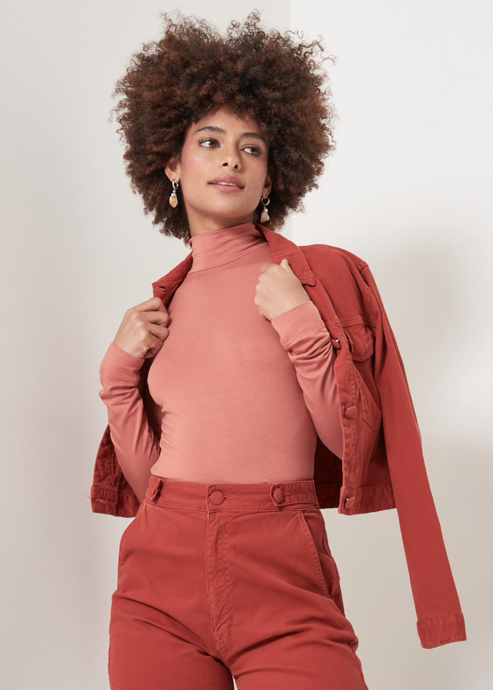 66.10.3103TAM BLUSA MALHA GOLA ALTA BÁSICA