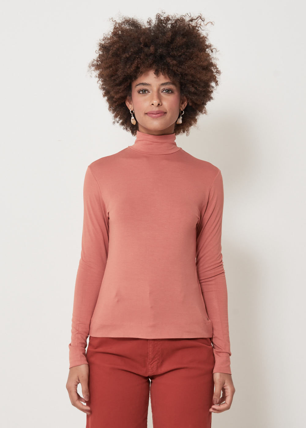 66.10.3103TAM BLUSA MALHA GOLA ALTA BÁSICA