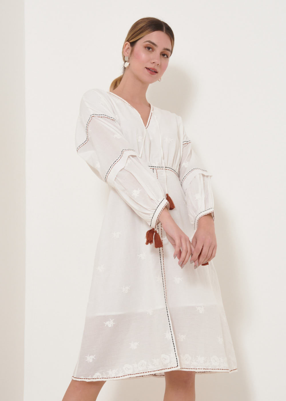 53.00.3204OFW VESTIDO MIDI MANGA LONGA BORDADO