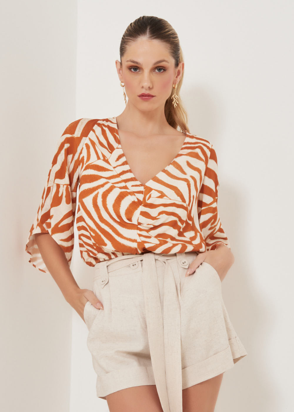 57.20.3203EST BLUSA M/C  ESTAMPA  AFRIKA  OMBRO VAZADO