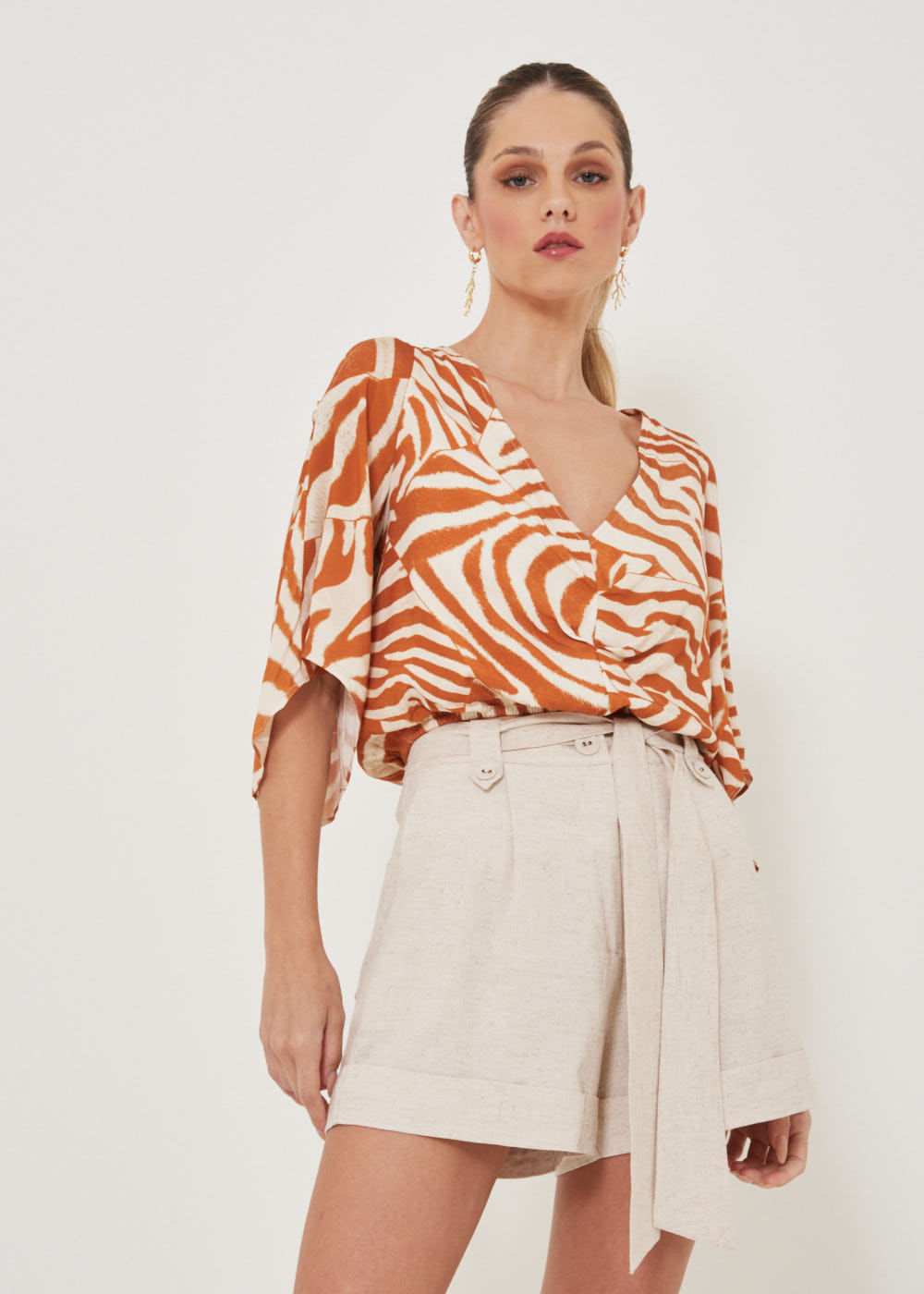 57.20.3203EST BLUSA M/C  ESTAMPA  AFRIKA  OMBRO VAZADO