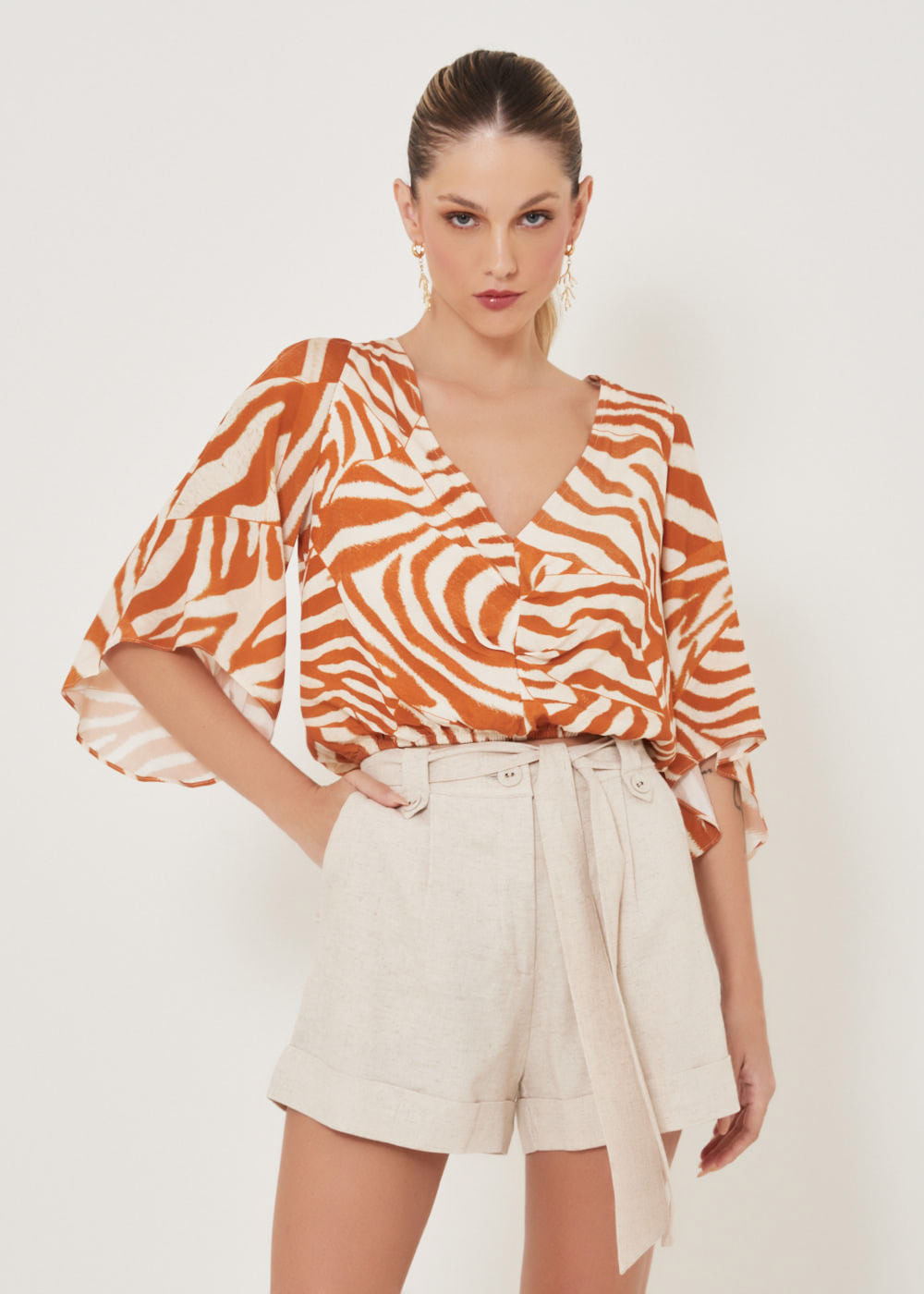 57.20.3203EST BLUSA M/C  ESTAMPA  AFRIKA  OMBRO VAZADO