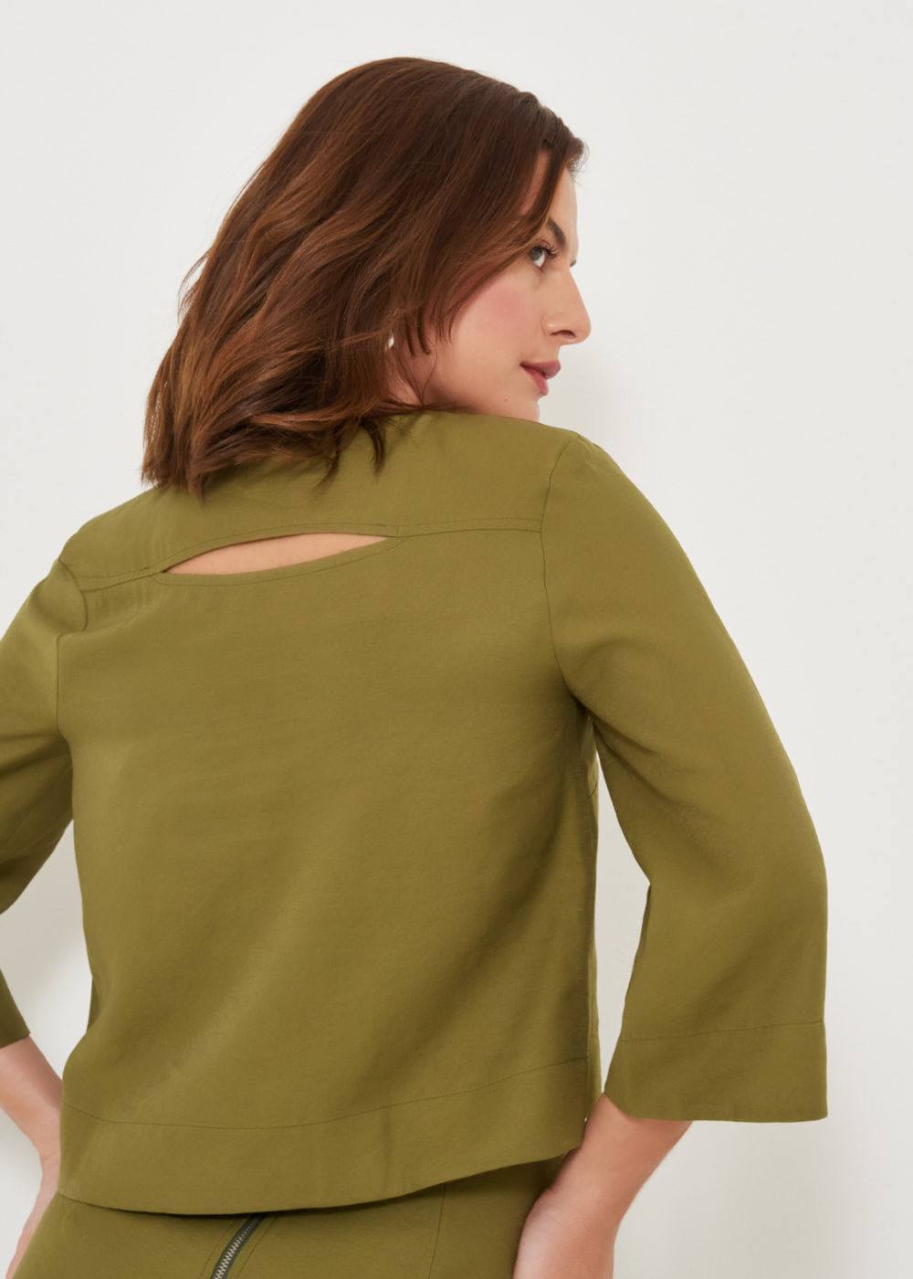 26.40.3201MIL BLUSA ALFAIATARIA DETALHE VAZADO COSTAS