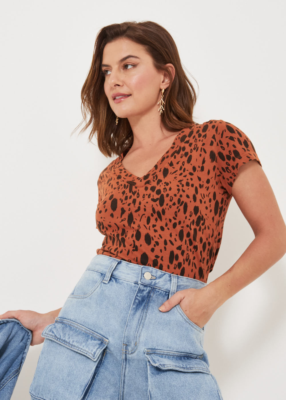 67.20.3202EST T-SHIRT DECOTE V ESTAMPA TIGER