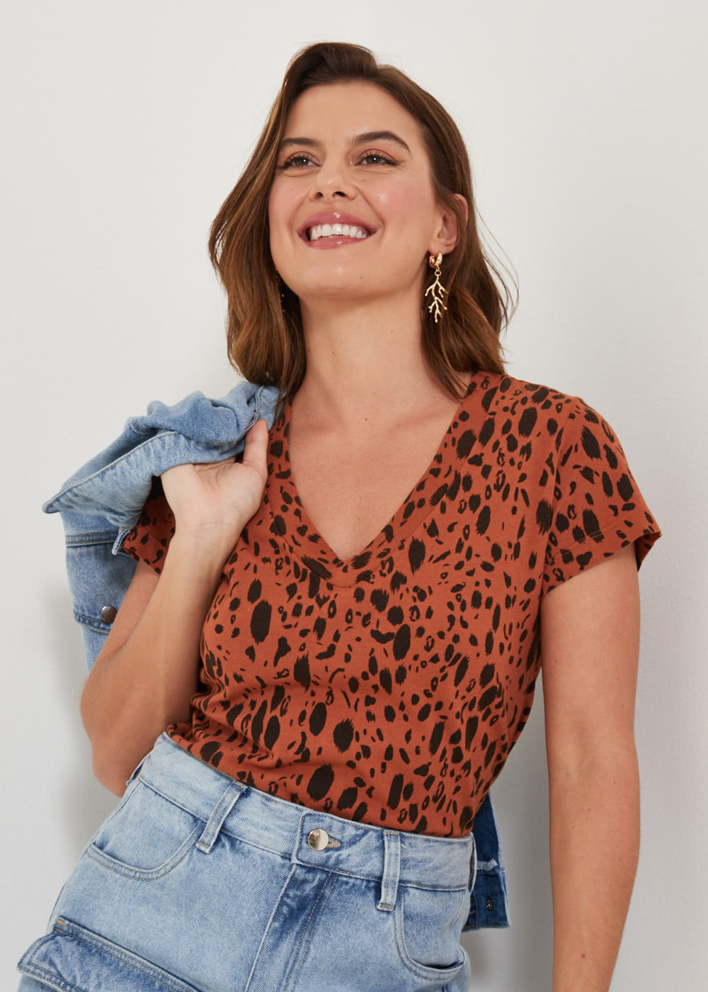 67.20.3202EST T-SHIRT DECOTE V ESTAMPA TIGER