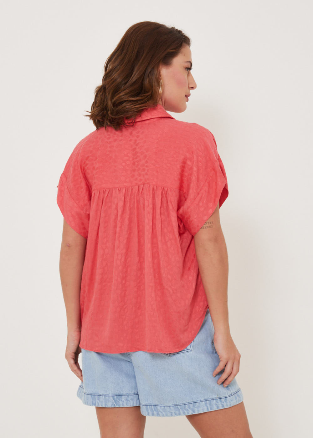 57.40.3211GOI BLUSA M/C COM GOLA E MANGA VIRADA