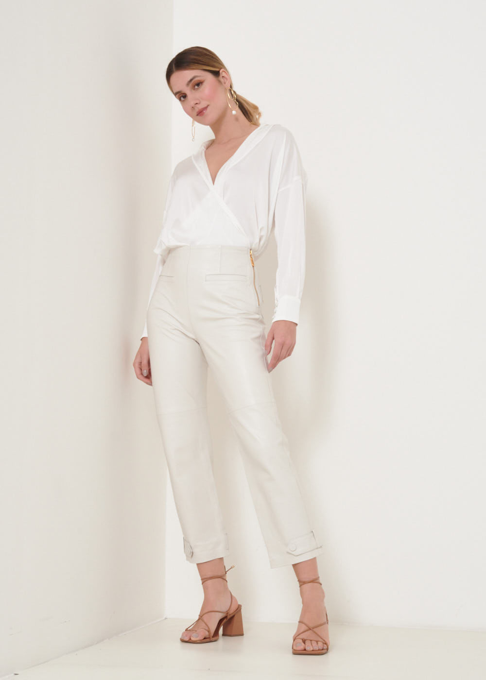 32.20.3201OFW CALÇA RETA DE COURO COM BOLSO FALSO