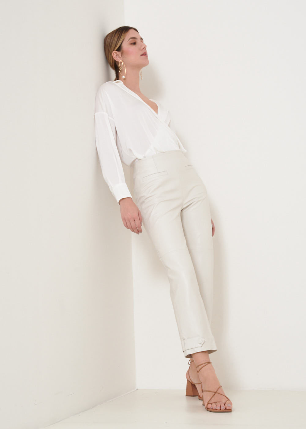 32.20.3201OFW CALÇA RETA DE COURO COM BOLSO FALSO