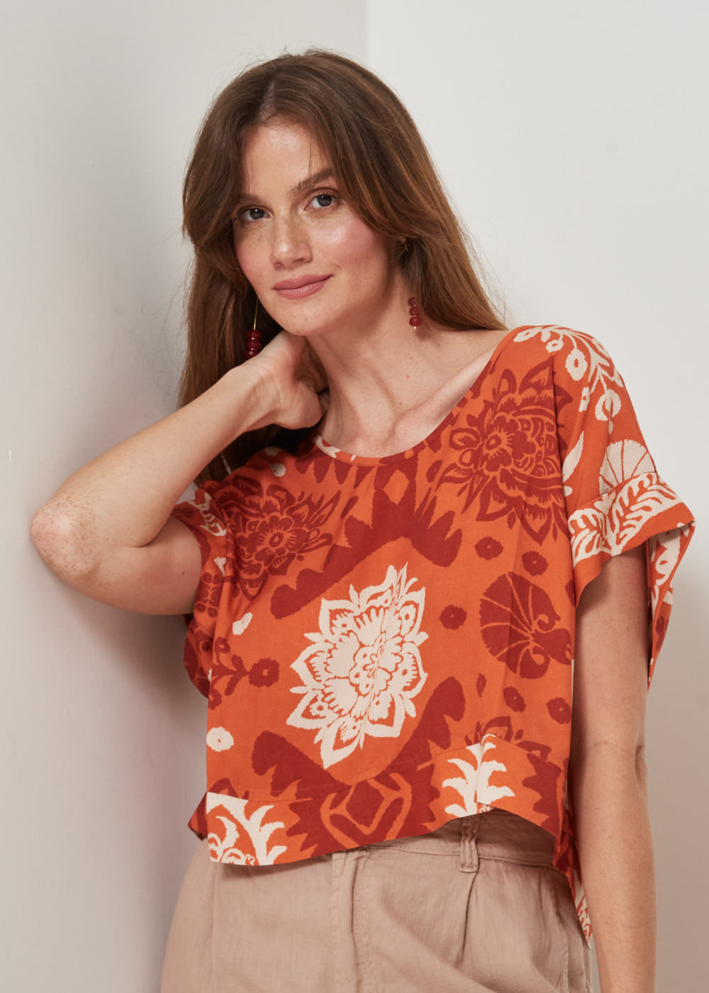 57.20.3212MNG BLUSA MANGA CURTA ESTAMPA ETHNIC GARDEN