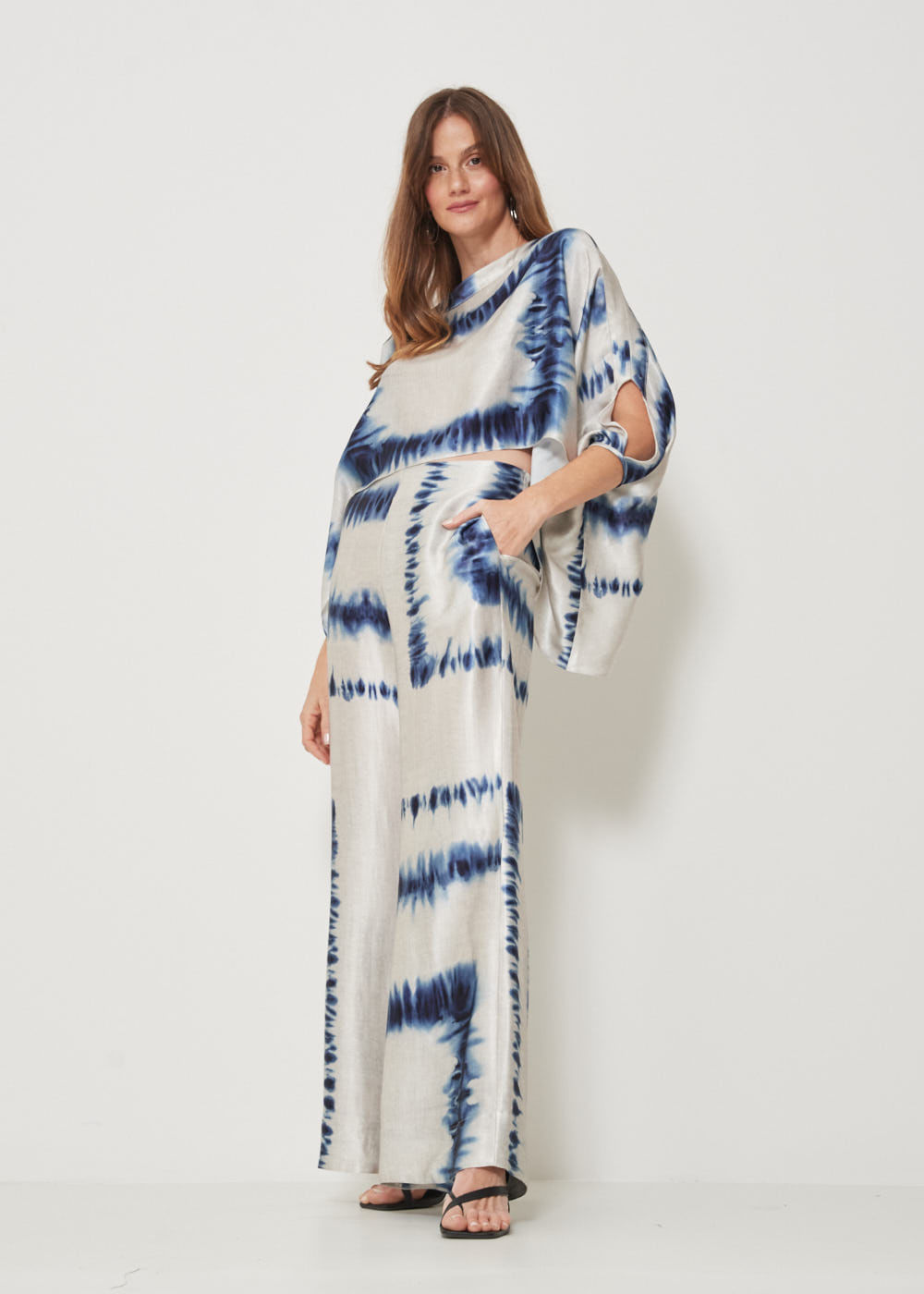 52.22.3201EST CALÇA FLARE ESTAMPA BATIK ACETINADA