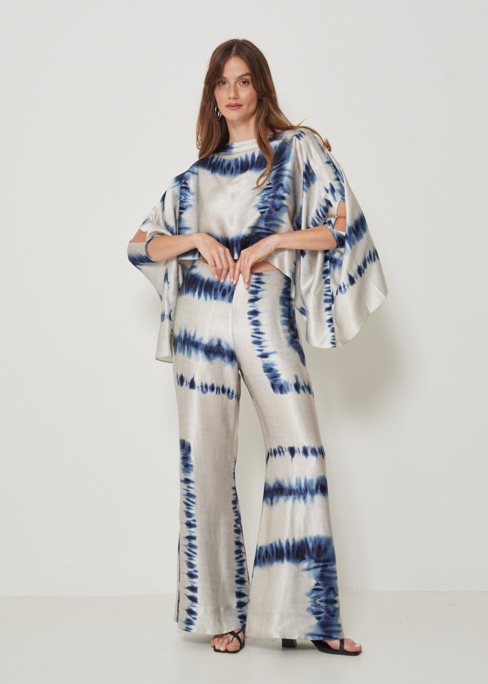 52.22.3201EST CALÇA FLARE ESTAMPA BATIK ACETINADA